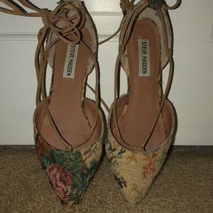 Madden flats with ankle strap.